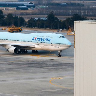 Рейс направлявшегося в Европу самолета задержали из-за найденной в салоне пули