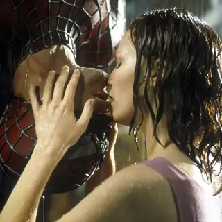 Кирстен Данст раскритиковала поцелуй с Тоби Магуайром в «Человеке-пауке»