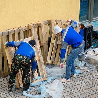 Жители российского города начали ходить по поддонам из-за разлива нечистот