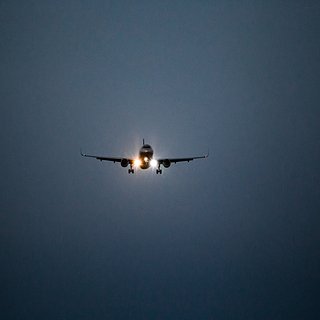 Самолет с пассажирами на борту потерял связь с диспетчерами в небе