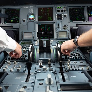 Пилот самолета с россиянами на борту случайно пролил чай на панель приборов