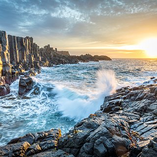 Туриста смыло волной со скалы во время фотосессии и унесло в океан