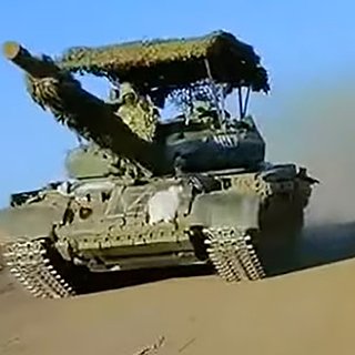 В зоне СВО заметили еще один танк с «царь-мангалом»