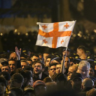 Спецназ начал разгон митинга у парламента в Тбилиси