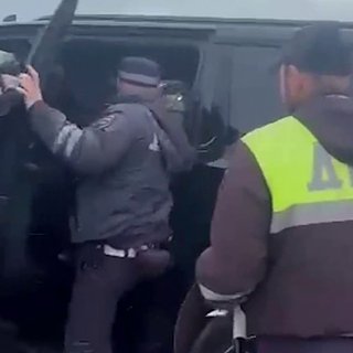 Чеченского генерала жестко задержали в Дагестане. Его выволокли из машины и положили лицом в асфальт