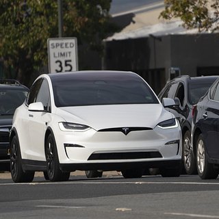 Автопилот Tesla обвинили в наезде на бордюры