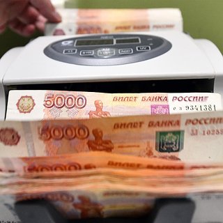 В России началась «революция зарплат» из-за СВО. Почему людям неизбежно будут платить больше?