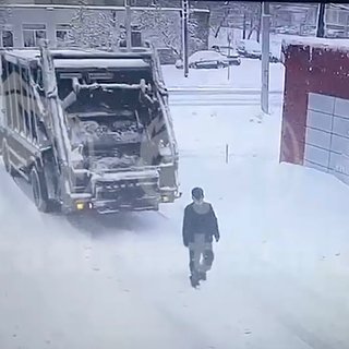 Россиянин на мусоровозе задавил пешехода и отделался условным сроком