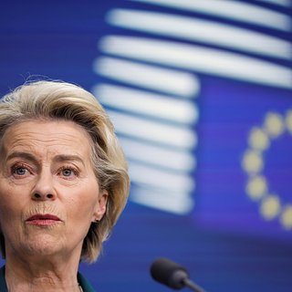Глава Еврокомиссии пожаловалась на отток денег ЕС в США