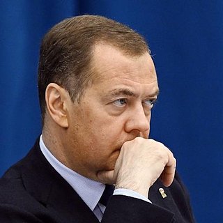 Медведев опубликовал фото Зеленского в прицеле и призвал его бояться