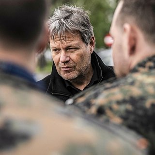 Вице-канцлер ФРГ провел ночь в бомбоубежище Киева
