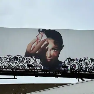 Билборд с рекламой косметики Кайли Дженнер подвергся вандализму