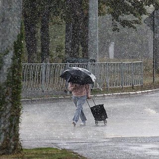 Часть россиян предупредили о проливных дождях