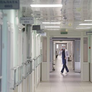 Путин поручил направлять на зарплаты врачам полученные через ОМС средства