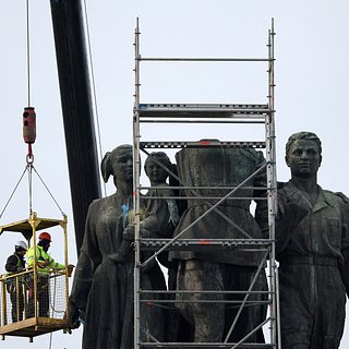 В Болгарии возобновили демонтаж памятника Советской армии