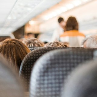 Российская авиакомпания засудит плевавшего в людей пассажира на 800 тысяч рублей