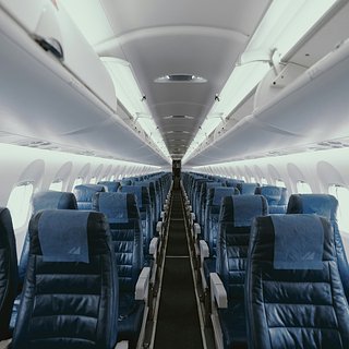 Самолет с пассажирами на борту экстренно сменил курс из-за дыма в салоне