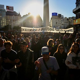 Сотни тысяч аргентинцев вышли на протест к президентскому дворцу