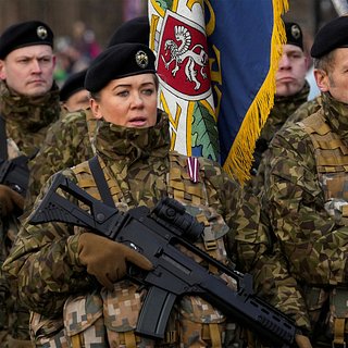В Латвии захотели разрешить прием иностранцев в армию