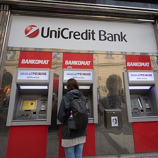 В «Юникредит банке» заявили о проблемах с переводами денег за границу