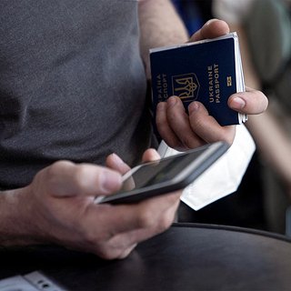 Сотням украинцев отказали в выдаче паспортов в Варшаве