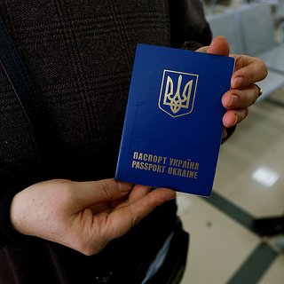 Кабмин Украины принял запрет на получение загранпаспортов за пределами страны