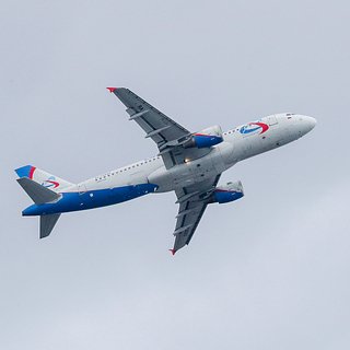 Телефон бортпроводника оплавил пол в российском самолете