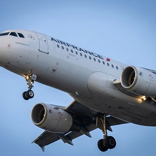 Пассажирский Boeing совершил вынужденную посадку в Баку из-за дыма на борту