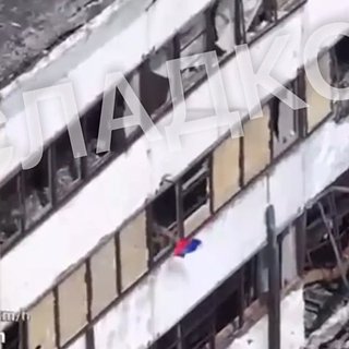 Военкор показал водружение российского флага в центре Красногоровки