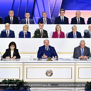 Лукашенко пообнимался с ядерной боеголовкой