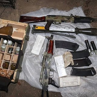 Схрон с оружием и боеприпасами нашли на чердаке дома в Запорожской области