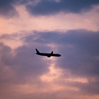 Пилотов российского пассажирского самолета пытались ослепить лазером в небе