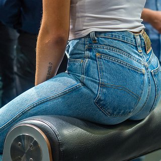 Известный бренд представил джинсы с мокрым пятном за 55 тысяч рублей