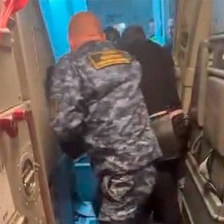 Напавший на полицейского в самолете россиянин избежал тюрьмы