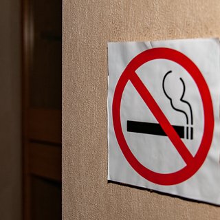 Российский депутат пожаловался на запрет курить в ресторанах