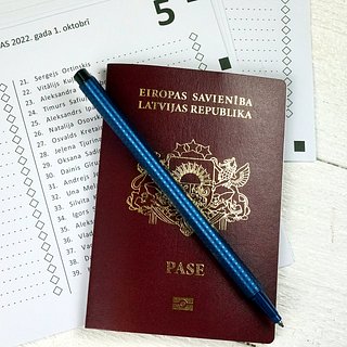 Пенсионеру из Латвии с ошибкой в документах одобрили ВНЖ России