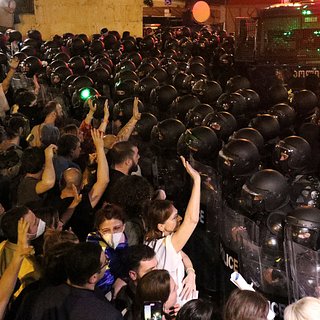 Полиция применила перцовый газ против протестующих в Тбилиси
