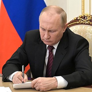 Путин присвоил звание Героя Труда пяти россиянам