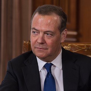 Медведев поздравил россиян советским плакатом с Зеленским. Украинский лидер предстал в образе Гитлера