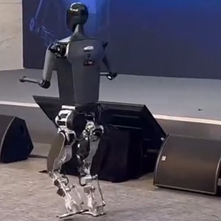 В Китае представили первого электрического робота