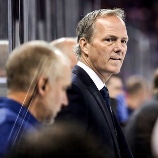 Тренер клуба НХЛ извинился за предложение надеть юбки на вратарей