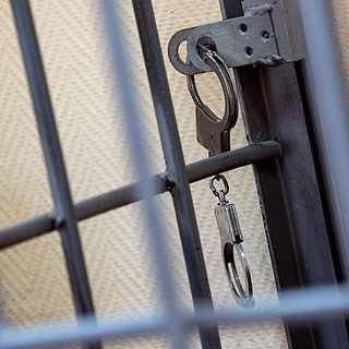 Двоих обвиняемых в хищениях миллионов рублей у ФСО заочно взяли под стражу