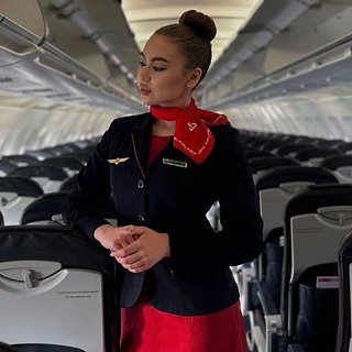Российская стюардесса сделала фото в самолете и взбудоражила иностранцев