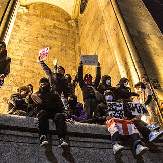 Протестующие в Тбилиси перекрыли площадь Героев