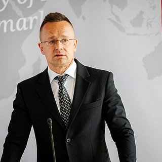 Глава МИД Венгрии раскритиковал слова Макрона об отправке войск на Украину