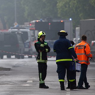 Тушение огня на заводе в Берлине возобновили после ночной паузы