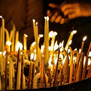 В православной стране НАТО из-за зажженной свечи сгорела церковь
