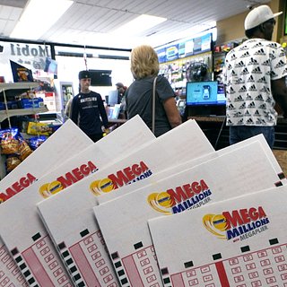 Женщина дважды за три месяца выиграла в лотерею миллион долларов