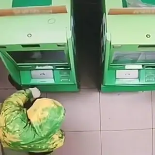 Россиянин с помощью гвоздодера и чулок попытался вскрыть банкомат