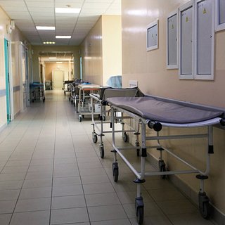 Переносившая пациента санитарка в российской больнице сломала позвоночник